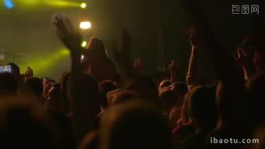 慢镜头:人们在音乐会上欣赏最喜欢的音乐，随着歌曲挥手